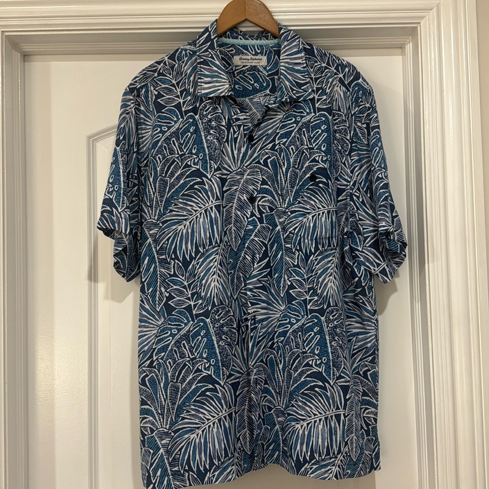 Tommy Bahama Blue and White Hawaiian Short Sleeve Men's Shirt